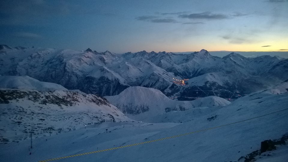 Les deux alpes in distance